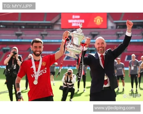 足球明星齐聚一堂共同庆祝荣誉时刻的精彩合照分享